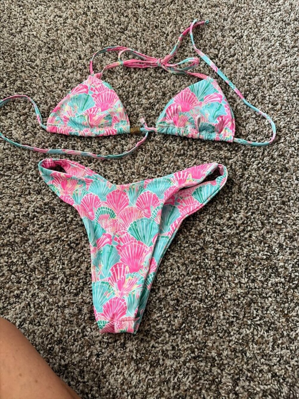 Bikini - Picture 2 of 2